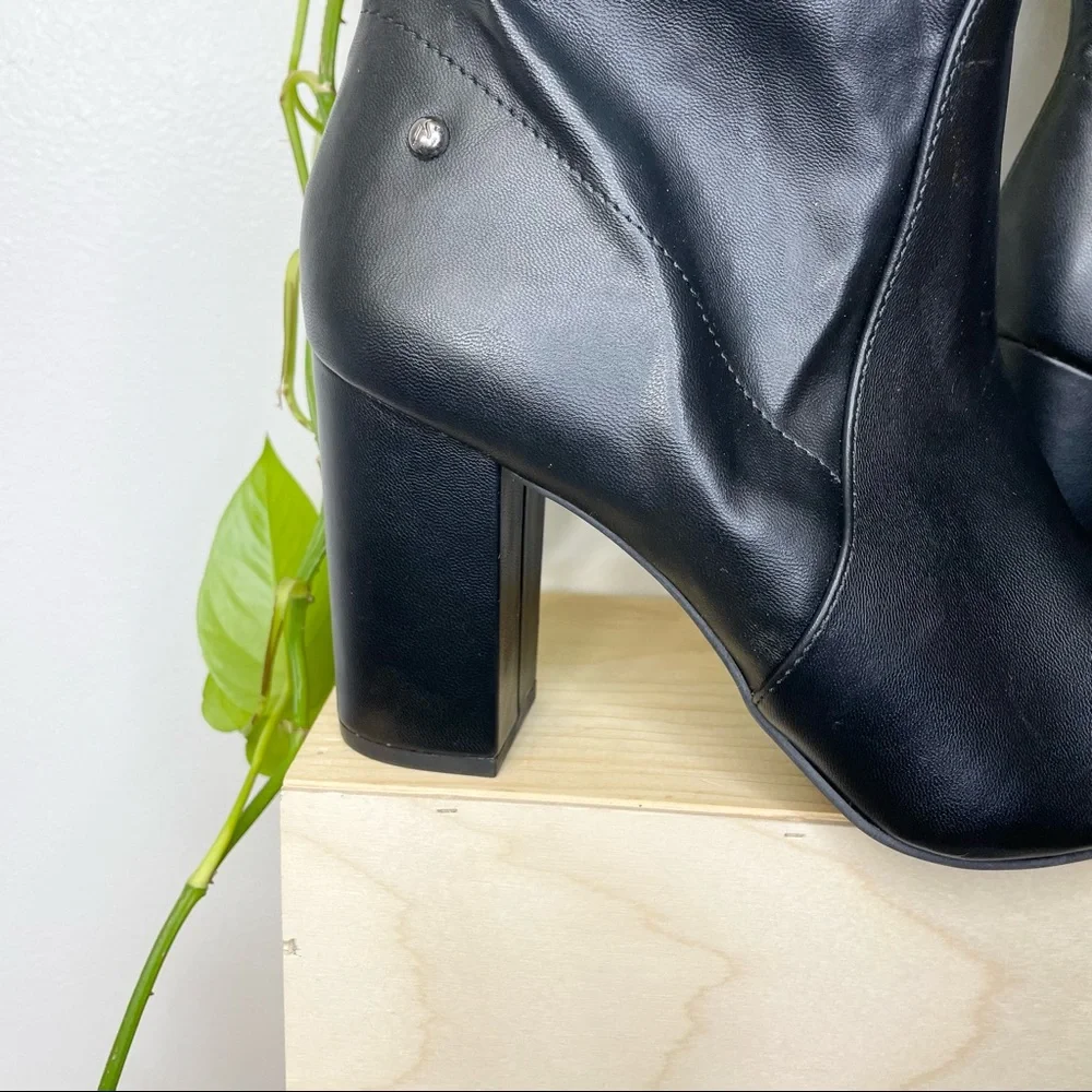 9.5 Simply Vera Vera knee high black w/ chunk heel faux leather boots